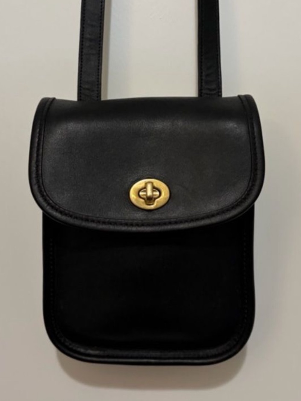 VINTAGE Coach Black Leather Crossbody with Gold Turnlock# 9976
